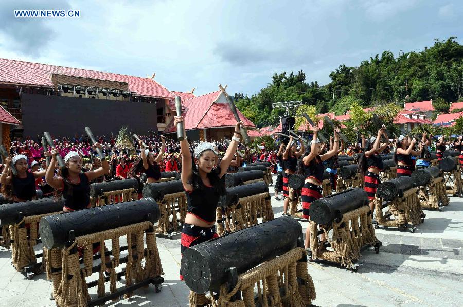 People perform drums during a celebration activity of 'new rice' festival, a traditional event of the Wa ethnic group to pray for harvest, in Cangyuan County, southwest China's Yunnan Province, Oct. 3, 2015. Cangyuan is one of the major areas inhabited by people of the Wa ethnic group. [Xinhua]