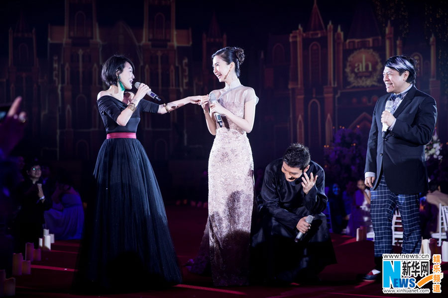 Chinese mainland actor Huang Xiaoming (2nd R) and Hong Kong actress Angelababy (2nd L) hold their wedding ceremony in Shanghai, Oct. 8, 2015. [Xinhua]