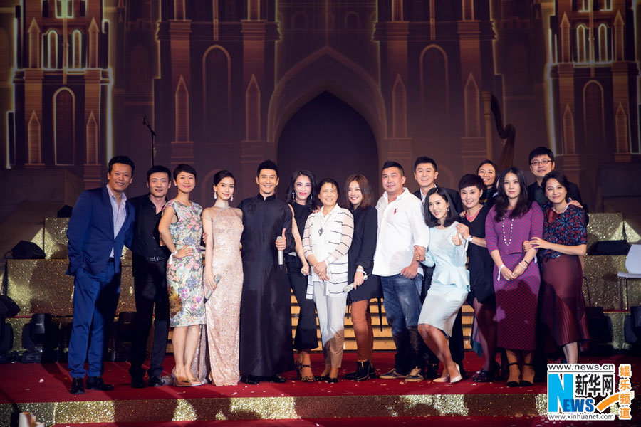 Chinese mainland actor Huang Xiaoming (5th L) and Hong Kong actress Angelababy (4th L) hold their wedding ceremony in Shanghai, Oct. 8, 2015. [Xinhua]