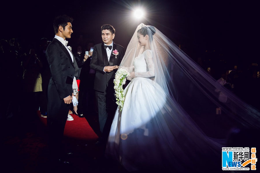 Chinese mainland actor Huang Xiaoming (1st L) and Hong Kong actress Angelababy (1st R) hold their wedding ceremony in Shanghai, Oct. 8, 2015. [Xinhua]