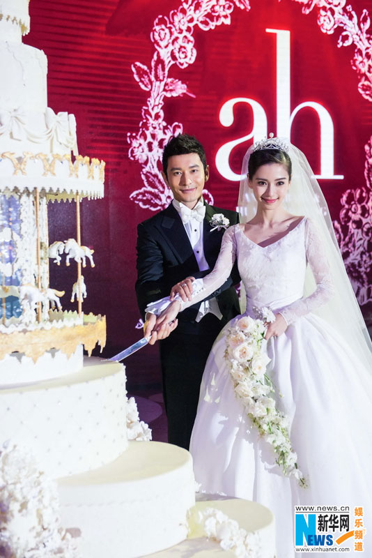 Chinese mainland actor Huang Xiaoming and Hong Kong actress Angelababy hold their wedding ceremony in Shanghai, Oct. 8, 2015. [Xinhua]