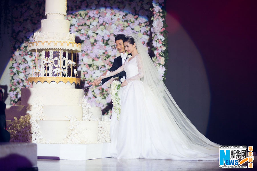 Chinese mainland actor Huang Xiaoming and Hong Kong actress Angelababy hold their wedding ceremony in Shanghai, Oct. 8, 2015. [Xinhua]