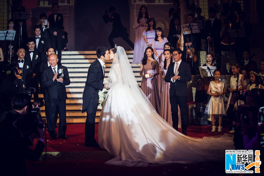 Chinese mainland actor Huang Xiaoming and Hong Kong actress Angelababy hold their wedding ceremony in Shanghai, Oct. 8, 2015. [Xinhua]