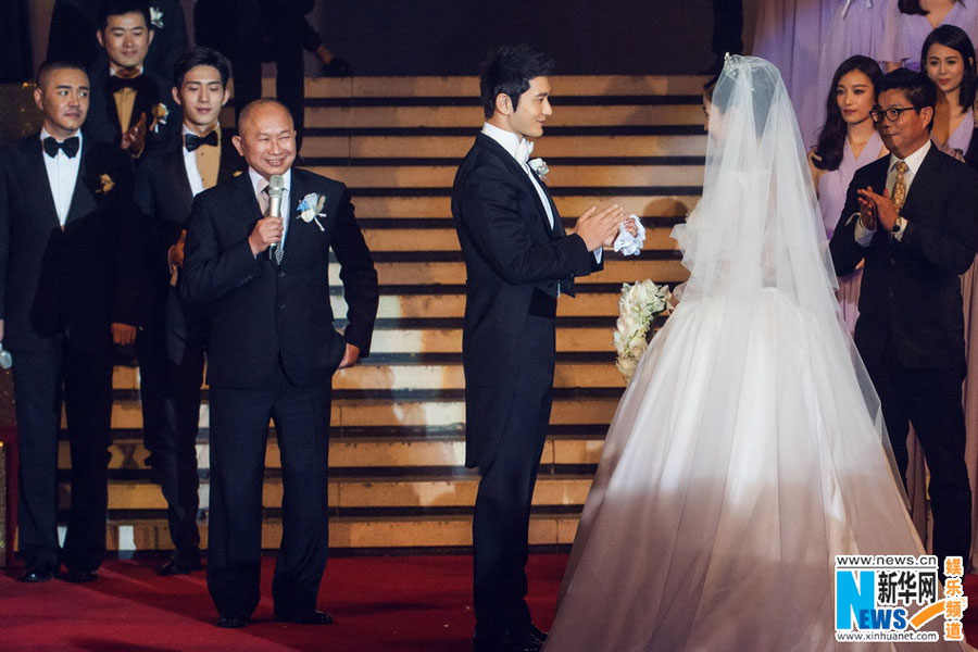 Chinese mainland actor Huang Xiaoming and Hong Kong actress Angelababy hold their wedding ceremony in Shanghai, Oct. 8, 2015. [Xinhua]