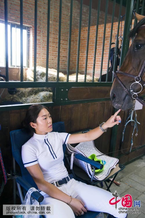 Instead of devoting herself to shopping and dating, Tian Yu spends most of her time together with her horse, saying she believes this is an undertaking for life. [Photo by Lan Yang/China.org.cn]