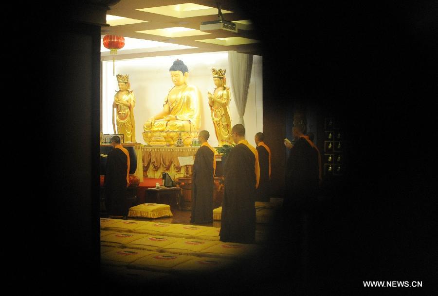 Monks attend evening classes in Longquan Monastery in Beijing, capital of China, Sept. 21, 2015. [Xinhua]