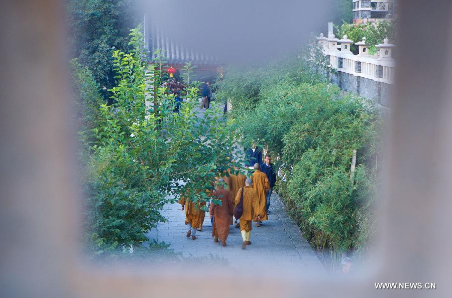 Monks go out to labor in fields in Longquan Monastery in Beijing, capital of China, Sept. 26, 2015. [Xinhua]