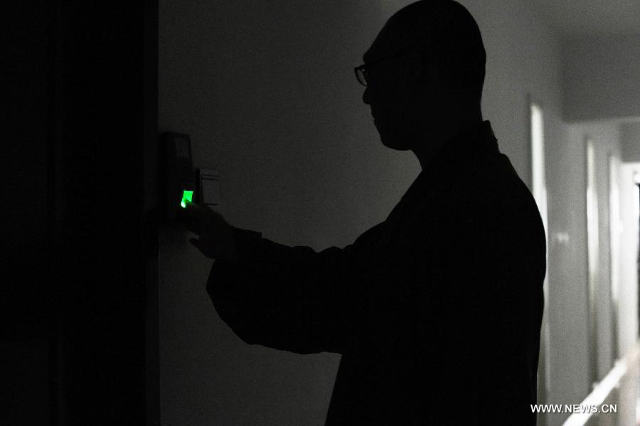 Master Xiancai enters library through fingerprint identification in Longquan Monastery in Beijing, capital of China, Sept. 21, 2015. [Xinhua]