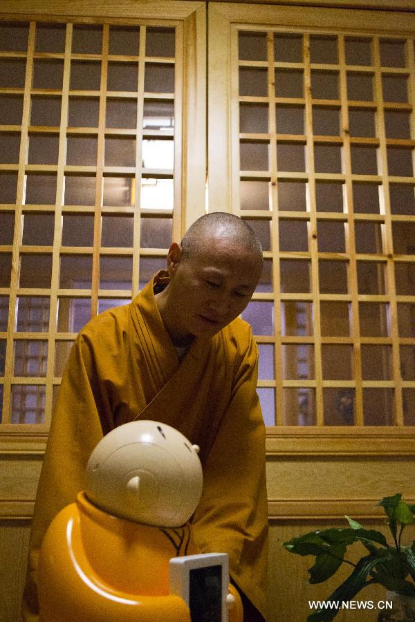 A robot named 'Xian'er', is represented by its author Master Xianshu in Longquan Monastery in Beijing, capital of China, Oct. 1, 2015. [Xinhua]