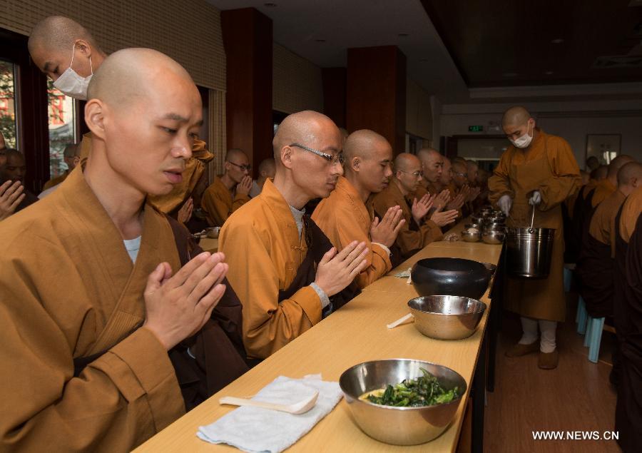 Monks chant before breakfast in Longquan Monastery in Beijing, capital of China, Sept. 27, 2015. [Xinhua]