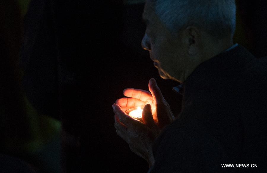 A lay Buddhist attends Mid-Autumn Festival prayers in Longquan Monastery in Beijing, capital of China, Sept. 26, 2015. [Xinhua]