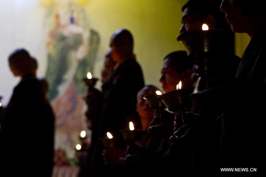 Monks attend Mid-Autumn Festival prayers in Longquan Monastery in Beijing, capital of China, Sept. 26, 2015. [Xinhua]