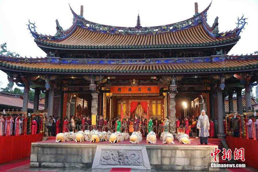 People from all walks of life in Taipei, southeast China's Taiwan gathered at a solemn memorial ceremony to mark the 2,565th birth anniversary of Confucius that falls on October 10, 2015. Observing the traditional customs, the ceremony consisted of 37 rituals. Over 2000 people attended the ceremony. [Chinanews.com]