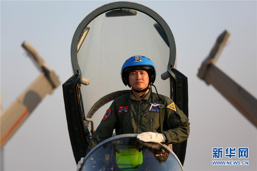 Navy aviation officer Dai Mingmeng. [Xinhua]