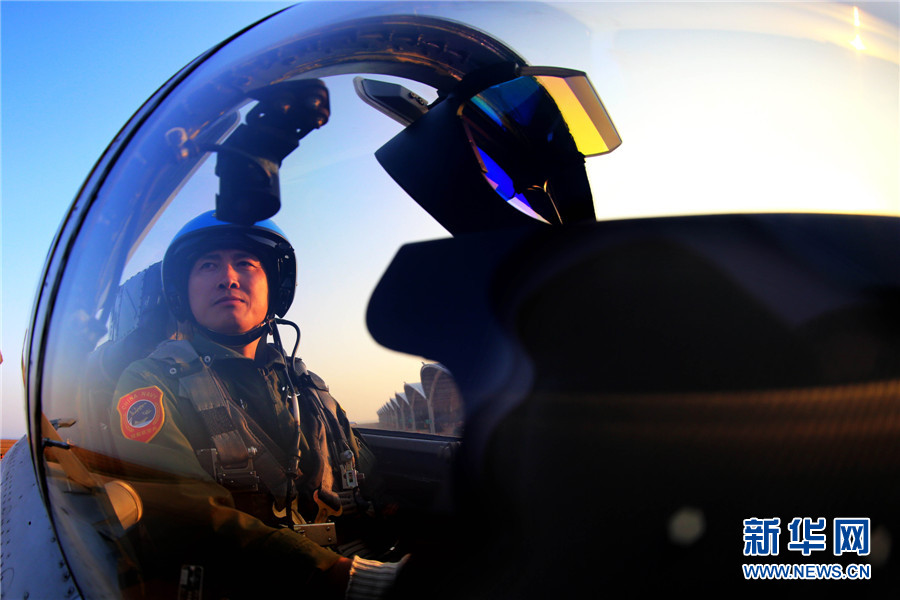 Navy aviation officer Dai Mingmeng. [Xinhua]