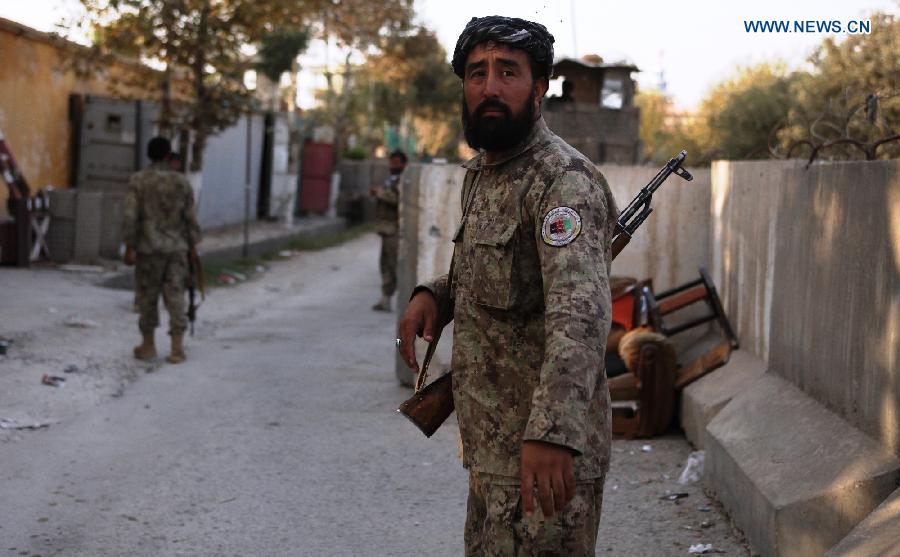 A policeman stands guard during a military operation in Kunduz city, Afghanistan, Oct. 9, 2015. Fierce clashes erupted between the security forces and Taliban insurgents Friday night on the southern outskirts of Kunduz city, capital of Afghanistan's northern province of Kunduz, police said. [Xinhua]