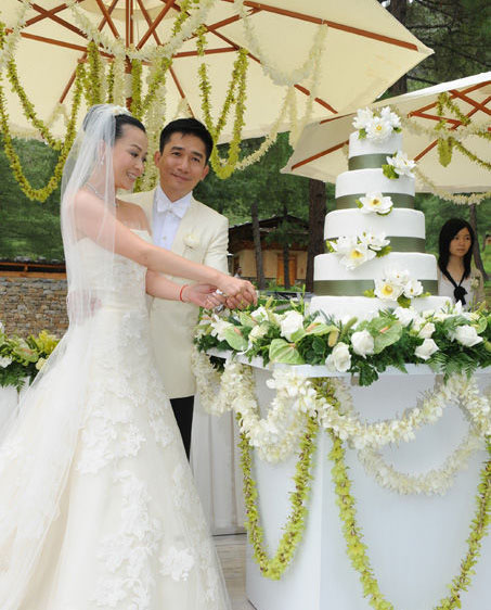 2008年7月21日，刘嘉玲和梁朝伟在不丹国的Uma Paro酒店举行盛大婚礼。刘嘉玲身上的Vera Wang婚纱全部是手工制作，要价120万元台币。 [人民网]