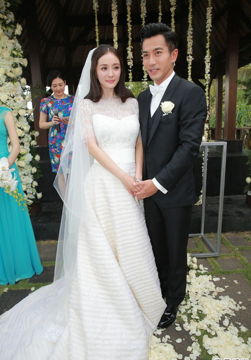 2014年1月8日，杨幂与刘恺威在巴厘岛正式完婚。婚礼上杨幂所穿的白色半袖曳地婚纱，由中国设计师王培沂 (Alex Wang) 为她量身定制。 [人民网]