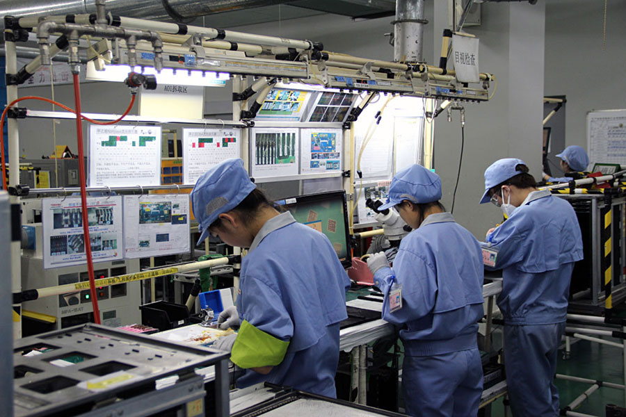 Workers are producing goods in a factory in Hangzhou, Zhejiang province. [File Photo: zol.com.cn]
