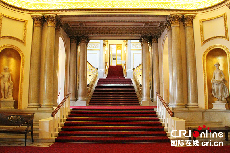 This file photo shows the entrance to the Buckingham Palace in London, capital of Britain. The Buckingham Palace has served as the official London residence of Britain's sovereigns since 1837 and today is the administrative headquarters of the Monarch. [CRI]