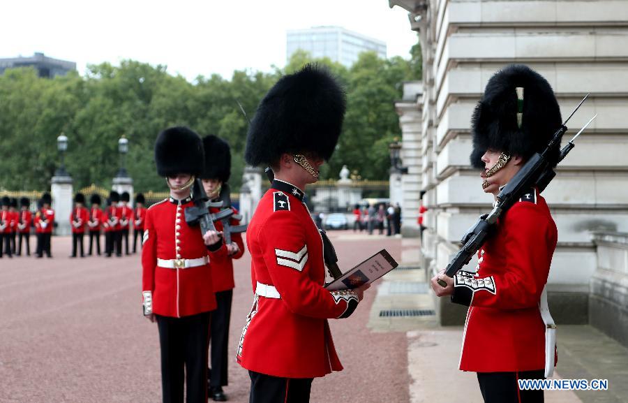 File photo shows British Royal Guards attending the changing ceremony at the Buckingham Palace in London Sept. 8, 2015. The changing ceremony of the British Royal Guards is held at noon at the Buckingham Palace every day from May to July and evey other day in other months. [Xinhua]