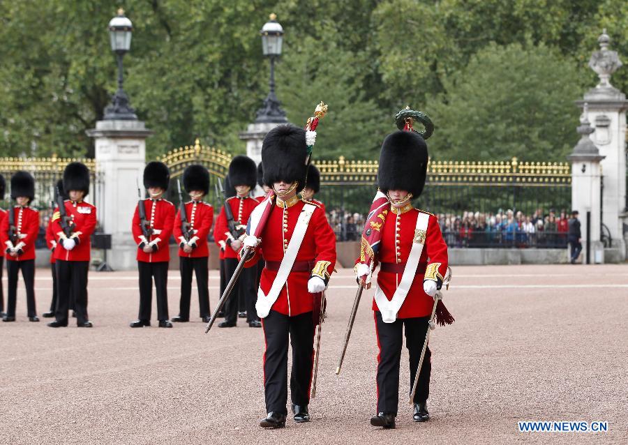 File photo shows British Royal Guards attending the changing ceremony at the Buckingham Palace in London Sept. 8, 2015. The changing ceremony of the British Royal Guards is held at noon at the Buckingham Palace every day from May to July and evey other day in other months. [Xinhua]