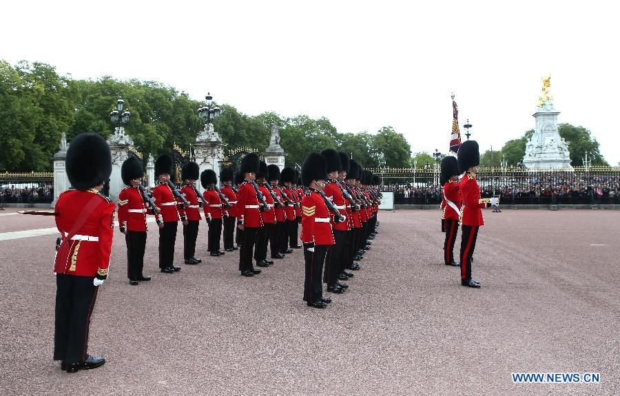 File photo shows British Royal Guards attending the changing ceremony at the Buckingham Palace in London Sept. 8, 2015. The changing ceremony of the British Royal Guards is held at noon at the Buckingham Palace every day from May to July and evey other day in other months. [Xinhua]