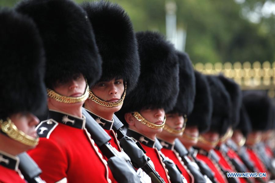 File photo shows British Royal Guards attending the changing ceremony at the Buckingham Palace in London Sept. 8, 2015. The changing ceremony of the British Royal Guards is held at noon at the Buckingham Palace every day from May to July and evey other day in other months. [Xinhua]