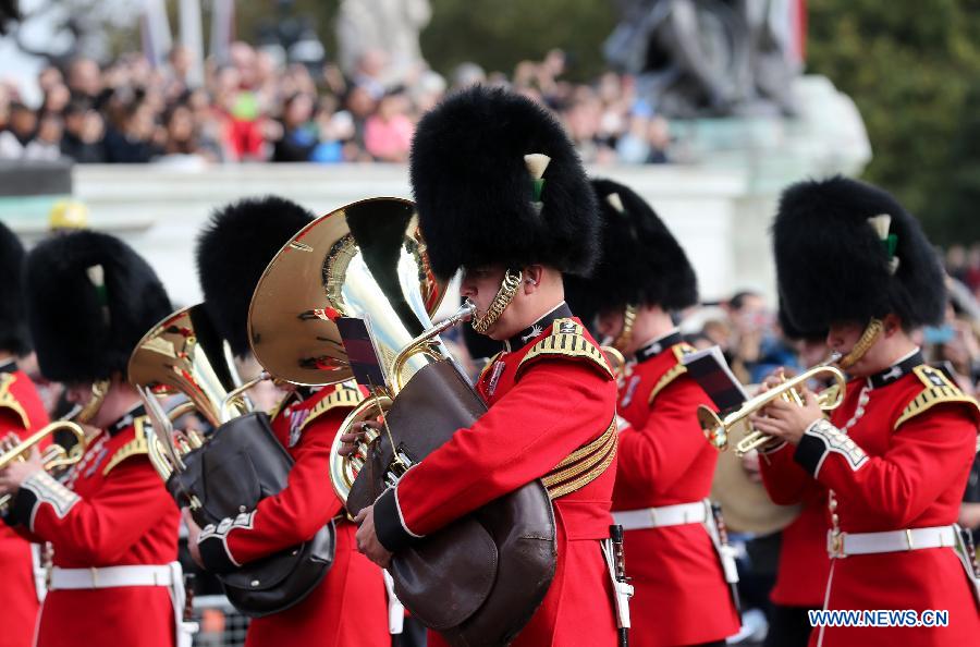 File photo shows British Royal Guards attending the changing ceremony at the Buckingham Palace in London Oct. 16, 2014. The changing ceremony of the British Royal Guards is held at noon at the Buckingham Palace every day from May to July and evey other day in other months. [Xinhua]