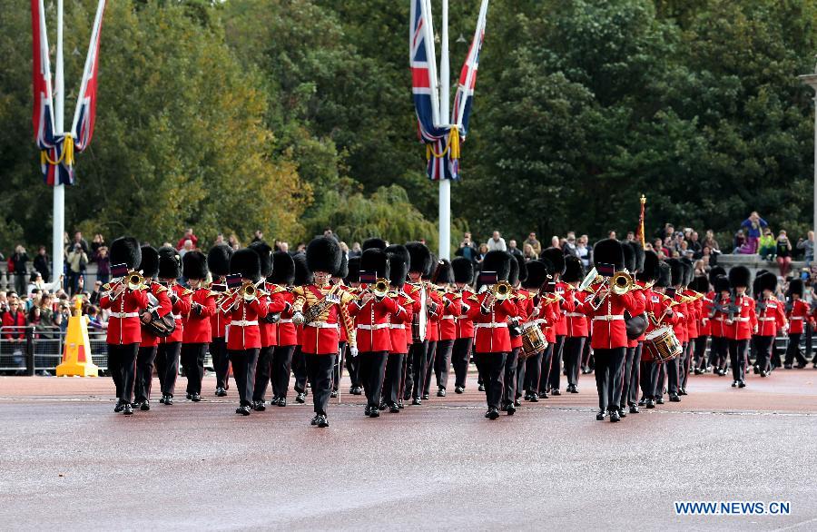 File photo shows British Royal Guards attending the changing ceremony at the Buckingham Palace in London Oct. 16, 2014. The changing ceremony of the British Royal Guards is held at noon at the Buckingham Palace every day from May to July and evey other day in other months. [Xinhua]