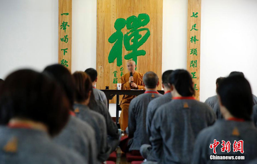 10月15日，上海玉佛禅寺首届佛门僧人生活体验营开营。本次“短期出家”为期7天，108名来自社会各界的参与者将暂别红尘，安住佛门，潜心修行，体验与出家僧众别无二致的日常生活。当日，上海玉佛禅寺还举行了慈善捐赠仪式，将此次体验营的全部报名费共计21.6万元悉数捐出，用于4所云贵山区贫困小学的爱心图书室项目。 [中国新闻网]