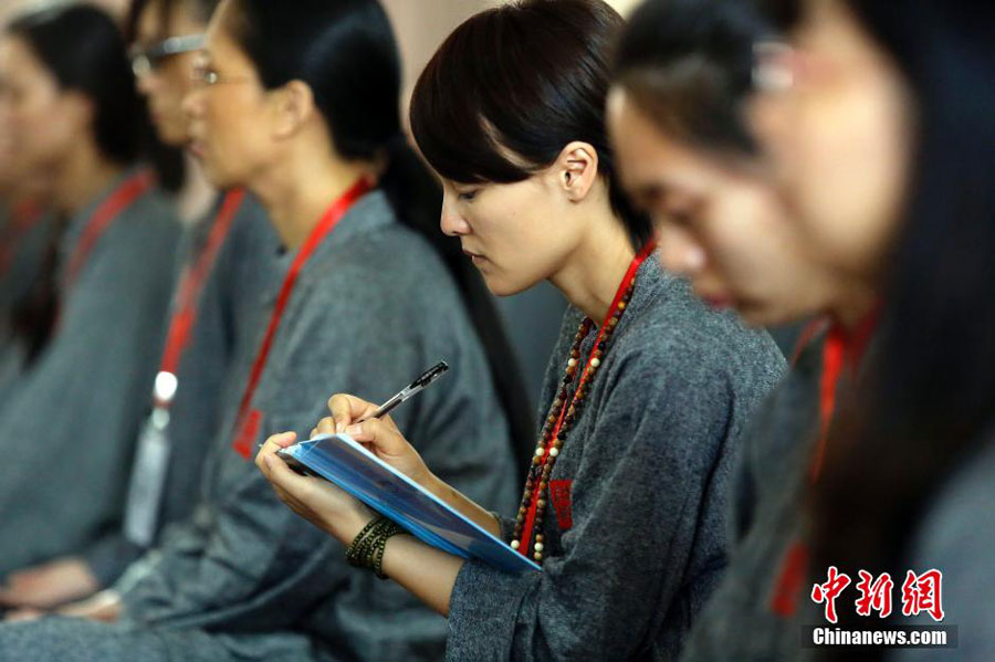 上海玉佛禅寺首届佛门僧人生活体验营上潜心学习的女学员。 [中国新闻网]