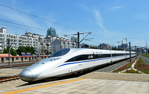 A high speed train heading to Yujiabao Station leaves Tianjin Railway Station in August, marking the extension of the Beijing-Tianjin intercity to Yujiabao in Tianjin's suburban Binhai area. YANG BAOSEN/XINHUA 