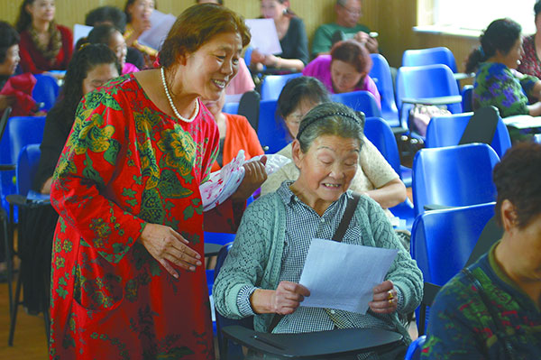Tang Ling, 82, has kept going to senior college for 28 years, Huaxi Metropolis, a local newspaper in Chengdu, reported on Tuesday. 