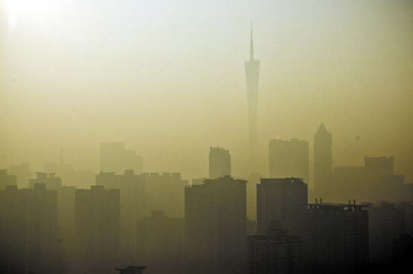 High-rise buildings are partly visible in heavy smog in Guangzhou city, South China's Guangdong province, Jan 31, 2014. [Photo/Yangzi Evening News] 