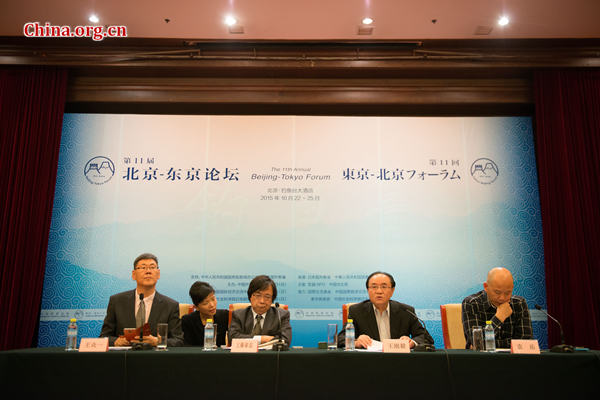 Wang Gangyi (R2), CIPG vice president and Yasushi Kudo, president of the Genron NPO (R3), among others attend the press conference on the 11th Beijing-Tokyo Forum in Beijing on Oct. 22, 2015. [Photo by Chen Boyuan / China.org.cn]