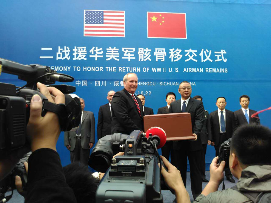 Photo shows the ceremony to honor the return of WWII US airman remains held in southwest China's Chengdu city, Sichuan province on October 22. [Photo: CRIENGLISH.com/Li Shaotong]