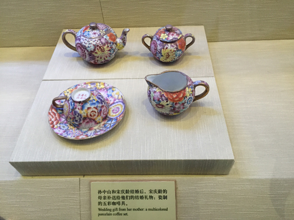 A multicolored porcelain coffee set, a wedding gift from Madame Soong Ching Ling’s mother, is displayed at an exhibition marking the 100th wedding anniversary of Dr. Sun Yat-sen and Madame Soong Ching Ling at the former residence of Madame Soong in Beijing on Oct. 25. [Photo by GuoYiming/China.org.cn] 