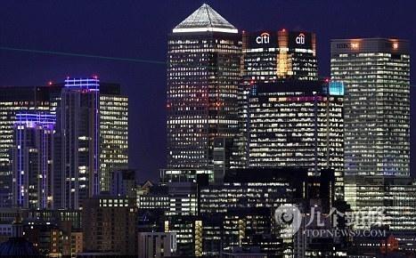 Nightview highlights the upper floors of, from left, HSBC Holdings Plc, No 1 Canada Square, Citigroup Inc., 10 Upper Bank Street, and JPMorgan Chase Co, as they stand at dusk in the Canary Wharf, a business, financial and shopping district of London.[File photo]