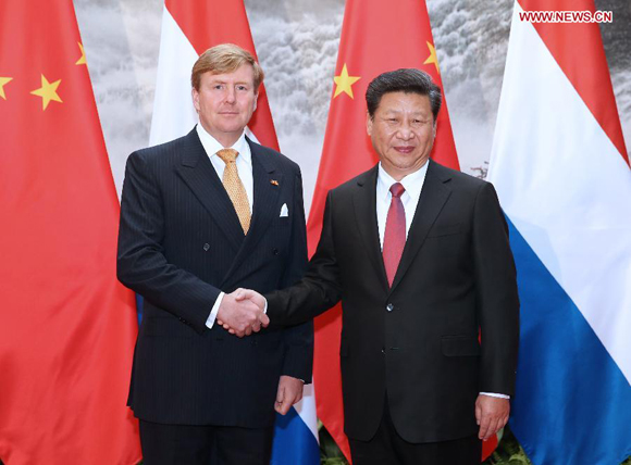 Chinese President Xi Jinping (R) holds talks with King of the Netherlands Willem-Alexander in Beijing, capital of China, Oct. 26, 2015. [Photo/Xinhua]