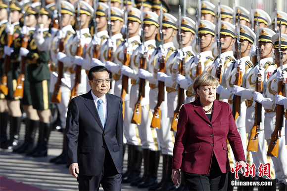 Chinese Premier Li Keqiang holds a red-carpet ceremony to welcome German Chancellor Angela Merkel on October 29, 2015. [Photo/Chinanews.com]