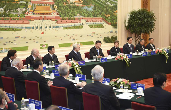 Chinese President Xi Jinping (5th R) meets with foreign participants in the second Understanding China Conference in Beijing, capital of China, Nov. 3, 2015. [Photo/Xinhua] 
