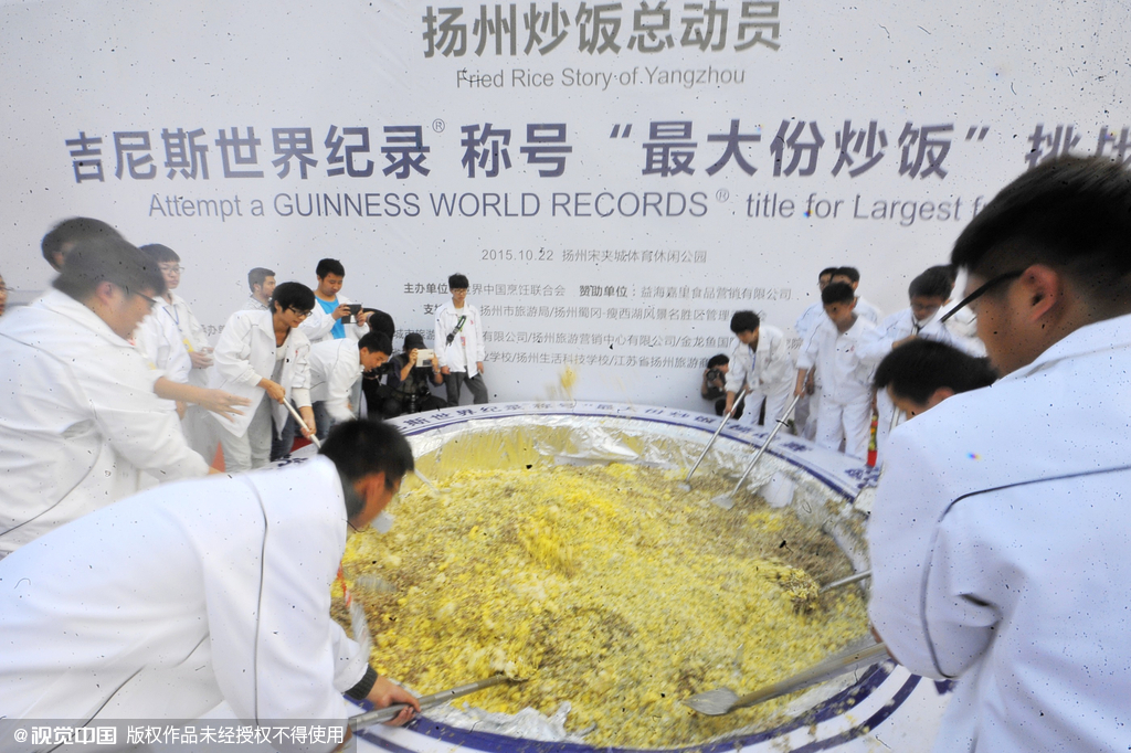 The biggest bowl of fried rice weighing 4,192 kilograms wowed the world in China’s eastern city of Yangzhou in Jiangsu Province on Oct 26, 2015. The organizers made the failed attempt of registering the event into the Guinness World Records due to food waste. [Photo/CFP]