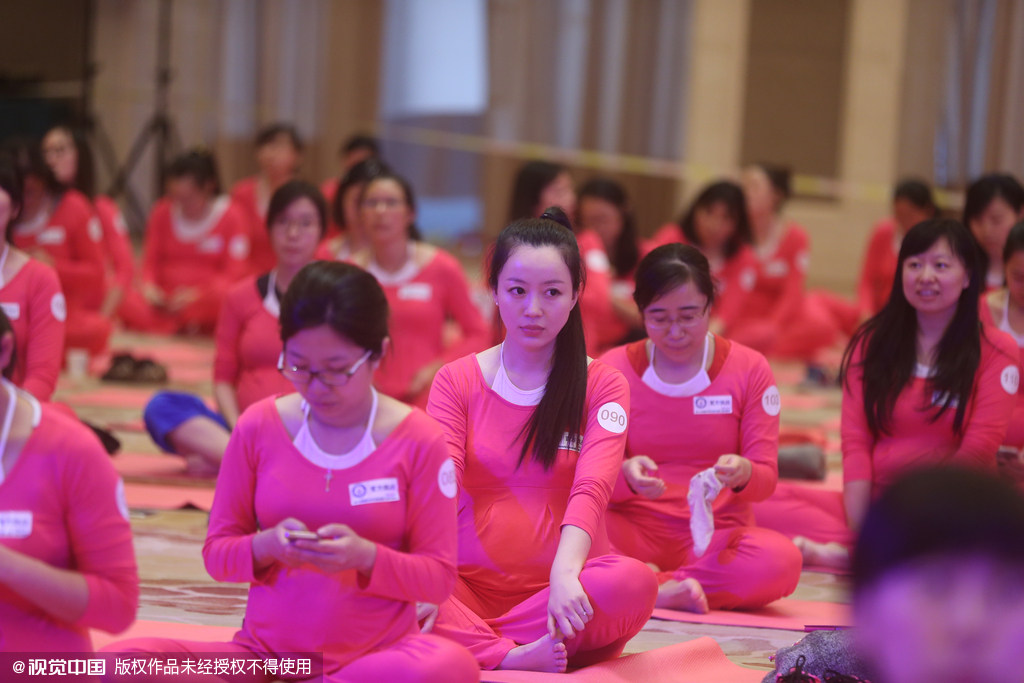 A new Guinness World Record is born as 1,443 pregnant women in 11 stadiums of 8 major cities in China, including Beijing, Guangzhou and Shenzhen, practiced Yoga at the same time on Oct. 25, 2015. [Photo/CFP]