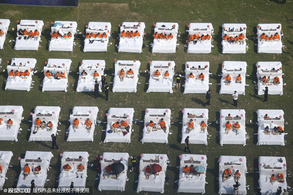 A total of 450 people break the Guinness World Record as they have breakfast in bed at a hotel in Beijing on Aug. 16, 2015. The earlier record was made in Shanghai as 388 participated in the event. [Photo/CFP] 