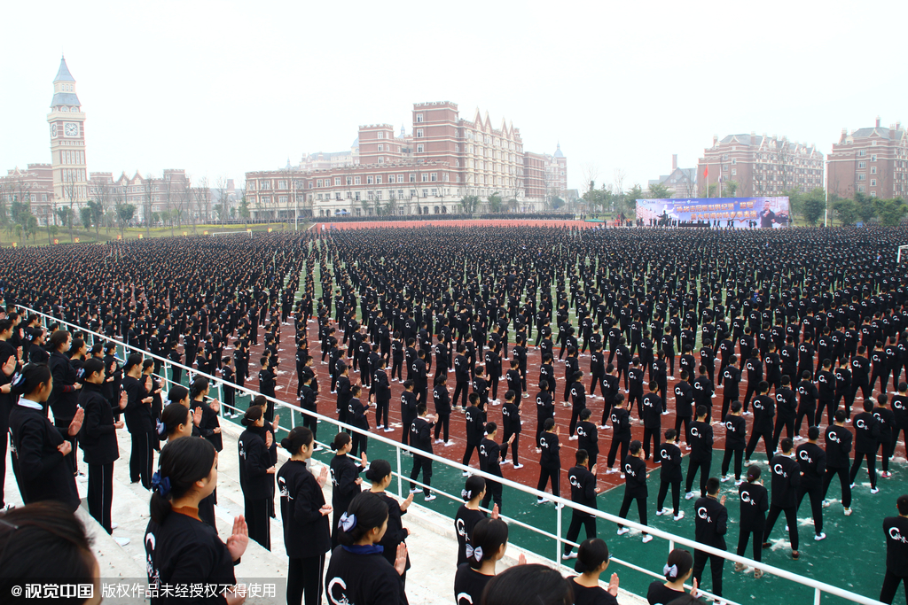 Over 10,000 would-be flight attendants practice Wing Chun, an ancient Chinese martial art, in China’s southwestern province of Sichuan on Jan. 8, 2015. [Photo/CFP]