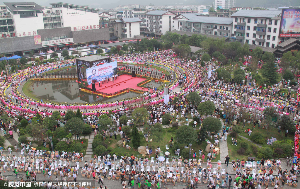 Over 10,000 people participate in the “Feet-washing ceremony” in Yichun, Jiangxi Province on Sept. 13, 2014. The event of children helping their parents wash their feet was included in the Guinness World Records. [Photo/CFP] 