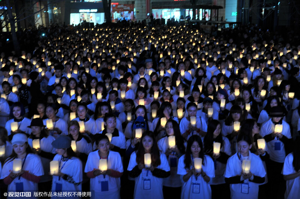 A total of 841 people blow out candles together and make their New Year wishes in Kunming, Yunnan Province, on Jan. 16, 2015. The event was included in the Guinness World Records. [Photo/CFP]