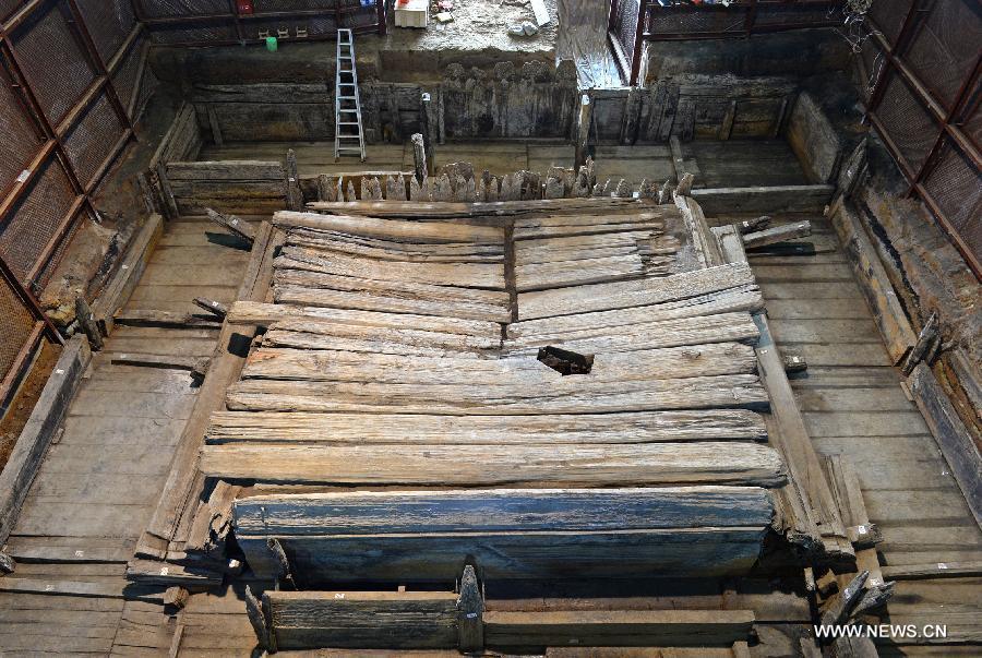 Photo taken on Sept. 17, 2015 shows the excavation site of royal tombs of Marquis of Haihun State during the West Han Dynasty (206 B.C.--25 A.D.) in Nanchang, capital of east China's Jiangxi Province. [Photo/Xinhua]