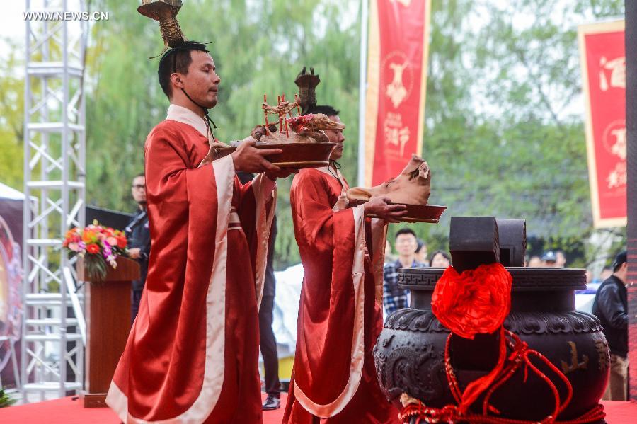 A ceremony to celebrate the brewing of yellow rice wine is held in Shaoxing, east China's Zhejiang Province, on Nov. 8, 2015, also the 19th solar term -- the Beginning of Winter. As winter begins, it comes to the best season of a year for brewing rice wine in Shaoxing. With a history of more than 2,500 years, Shaoxing rice wine is still produced with traditional method of brewing, which was listed as a national intangible cultural heritage in 2006. [Xinhua]